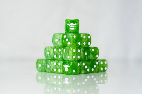 Orcish Skull D6 Sci-Fi Dice – 20 grüne marmorierte Würfel mit weißem Totenkopf-Symbol